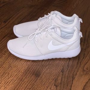 BRAND NEW Nike Roshe